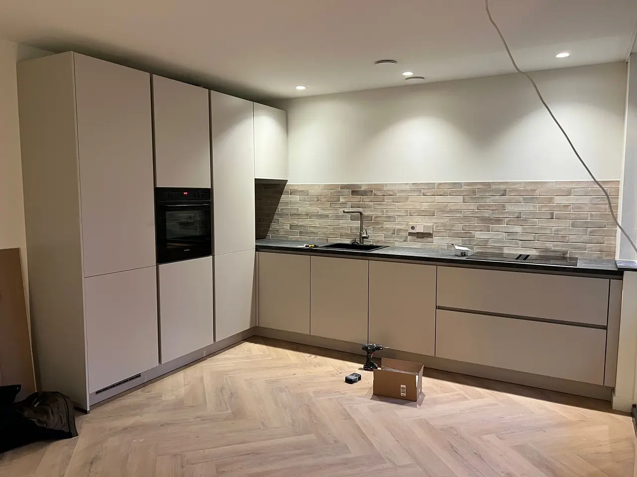 Gerealiseerde keuken met visgraatvloer